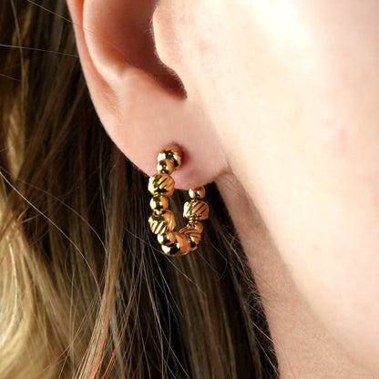 Boucles d'oreilles créoles LUANDA contrastées dorées et perlées
