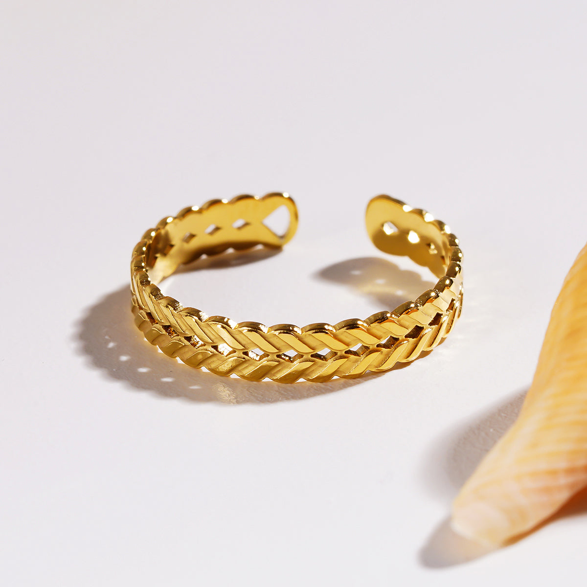 LUCAS : Bague texturée avec motif chevrons superposés