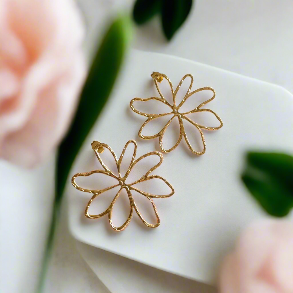 Boucles d'oreilles clous fleur ajourée
