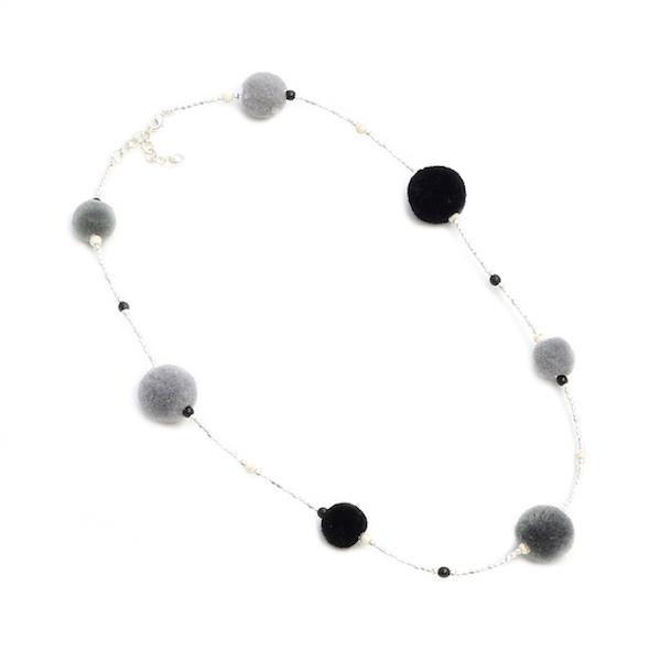 Collier multi-pompons