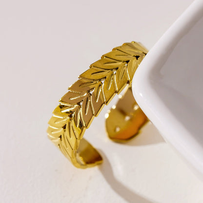 MAEL : Bague texturée à motif chevrons.