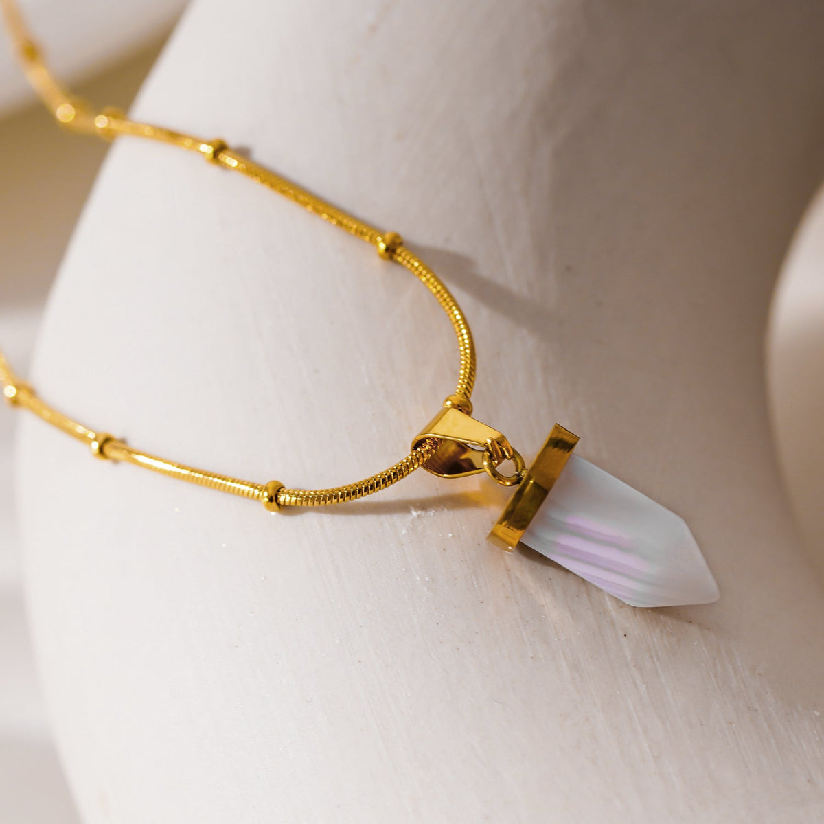 MAKEDA: Pendentif en améthyste monté sur un collier à chaîne perlée texturée peau de serpent