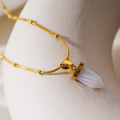 MAKEDA: Pendentif en améthyste monté sur un collier à chaîne perlée texturée peau de serpent