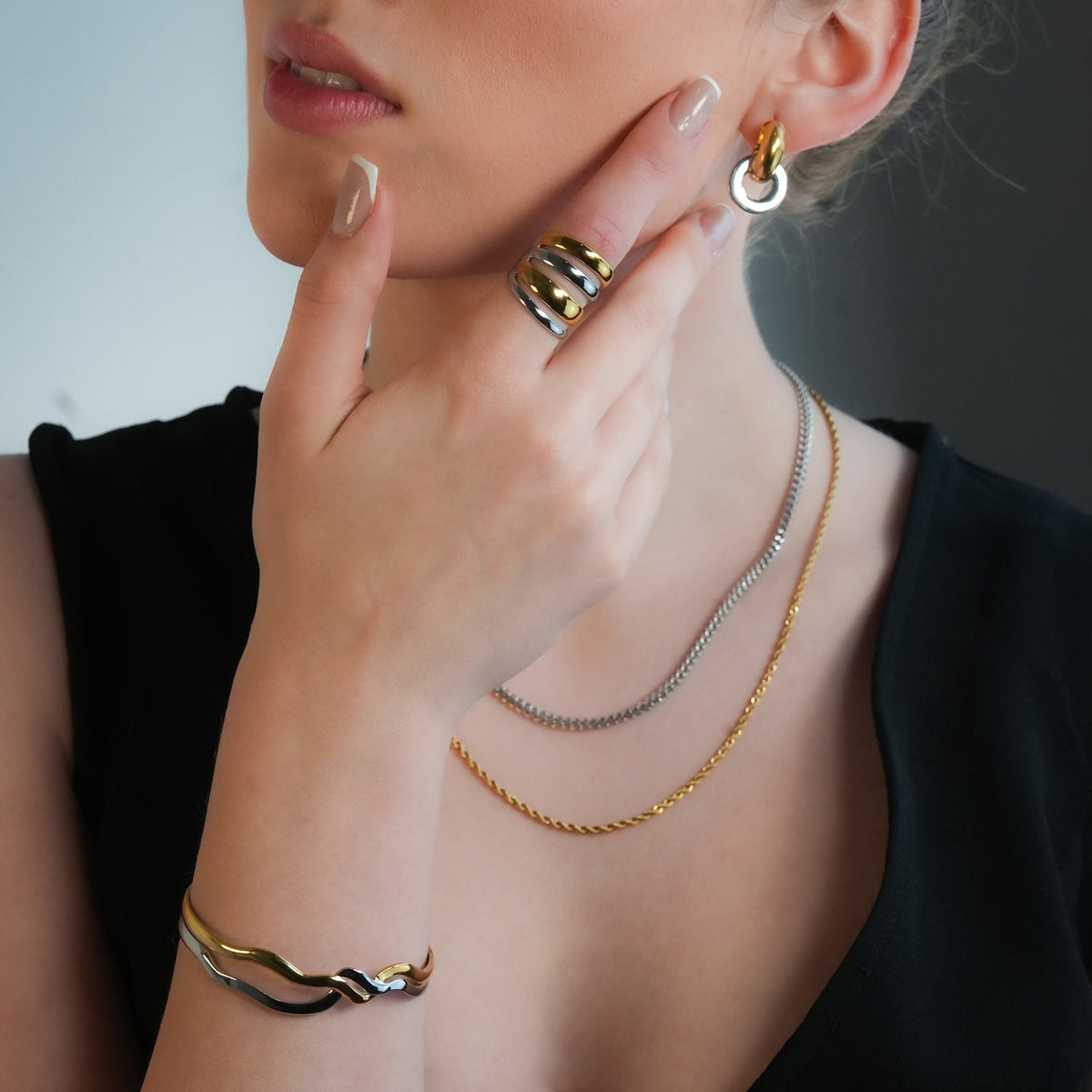 FREDRIKA : Bracelet chic géométrique abstrait en métaux mélangés