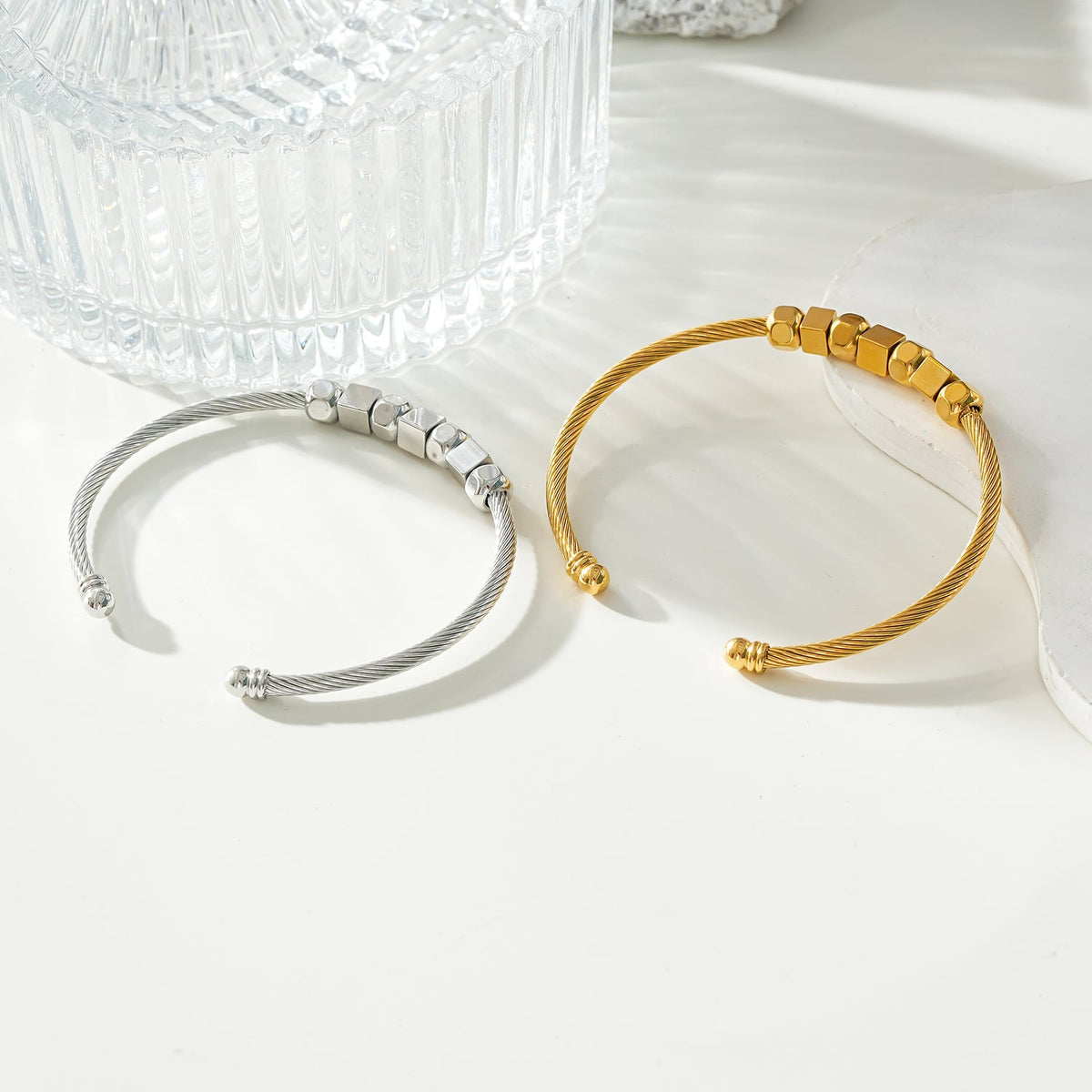 Style MALDONA: Industrial-Chic Bracelet with Round & Square Beads in Gold