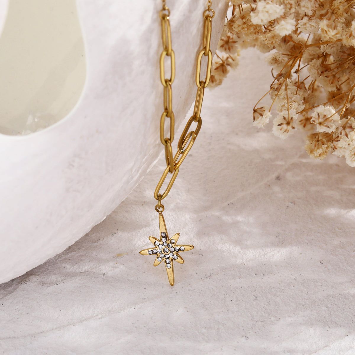 MALVINA Collier chaîne dorée avec pendentif étoile serti de zirconiums