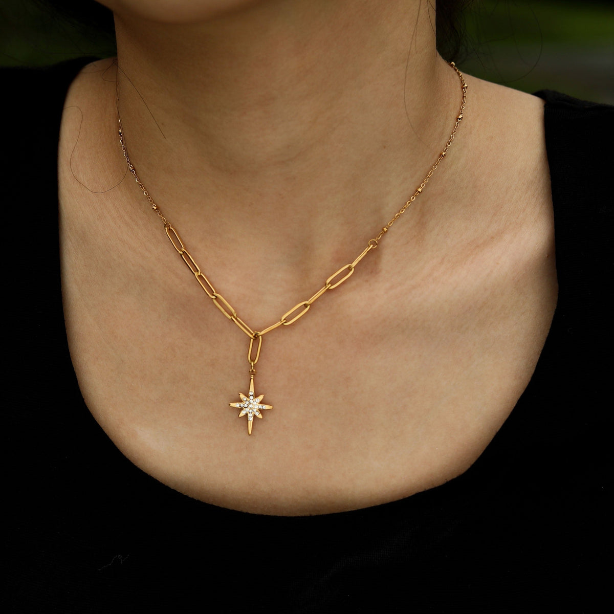 MALVINA Collier chaîne dorée avec pendentif étoile serti de zirconiums