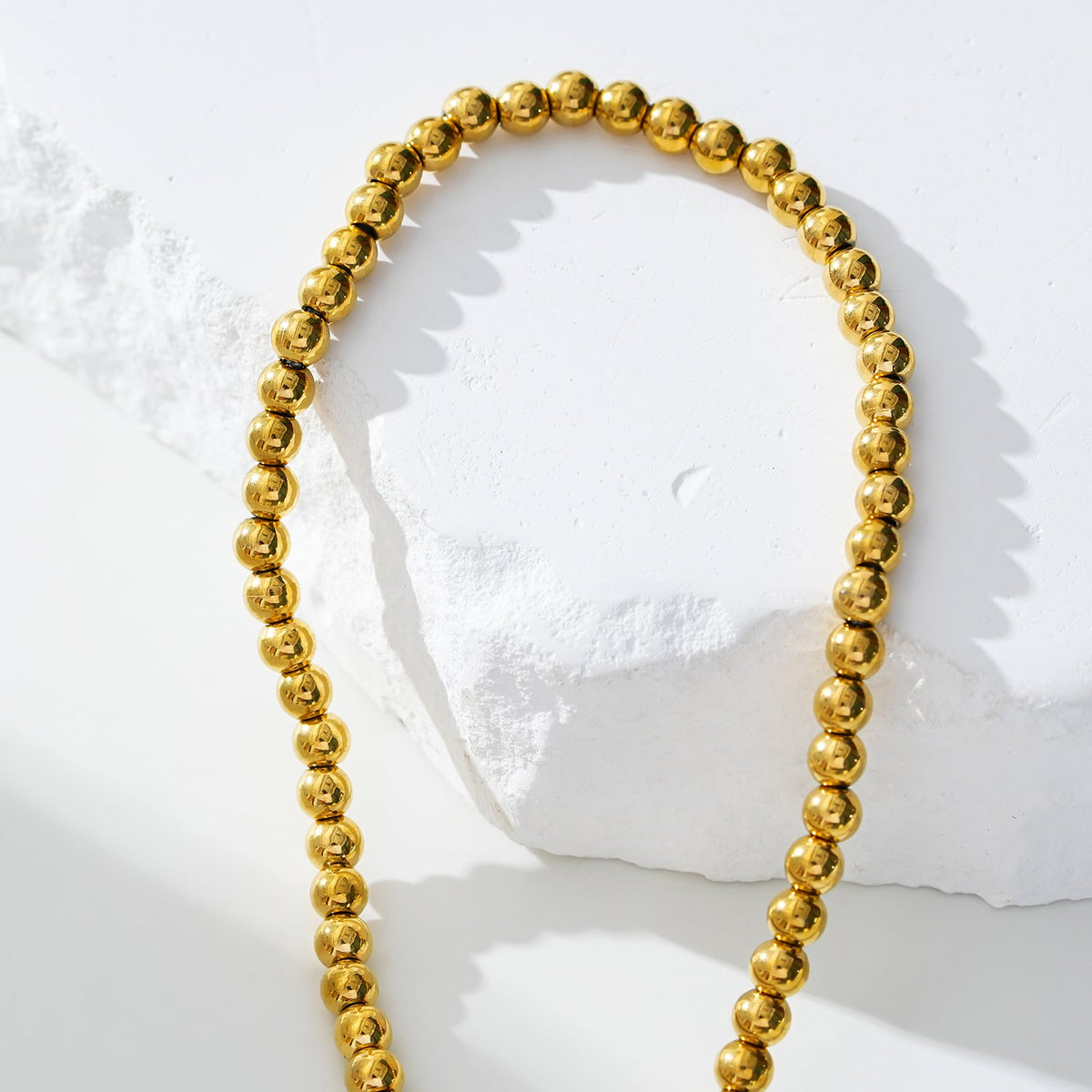MANAMI LG : Chaîne de cheville contemporaine en or avec perles-boules