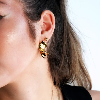 MARGINA : Boucles d'oreilles clous modernistes torsadées - Une affirmation audacieuse de l'élégance contemporaine