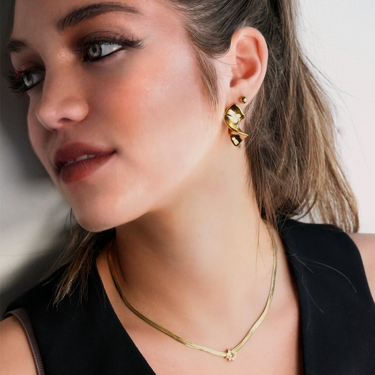 MARGINA : Boucles d'oreilles clous modernistes torsadées - Une affirmation audacieuse de l'élégance contemporaine