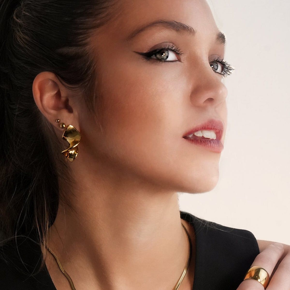 MARGINA : Boucles d'oreilles clous modernistes torsadées - Une affirmation audacieuse de l'élégance contemporaine