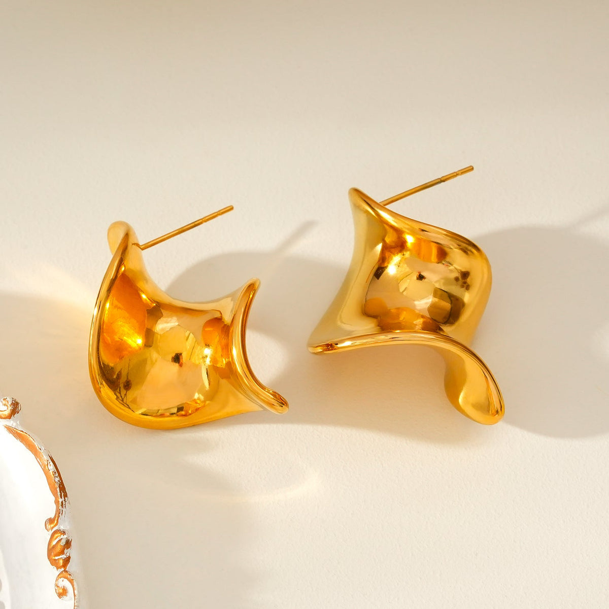 MARGINA : Boucles d'oreilles clous modernistes torsadées - Une affirmation audacieuse de l'élégance contemporaine
