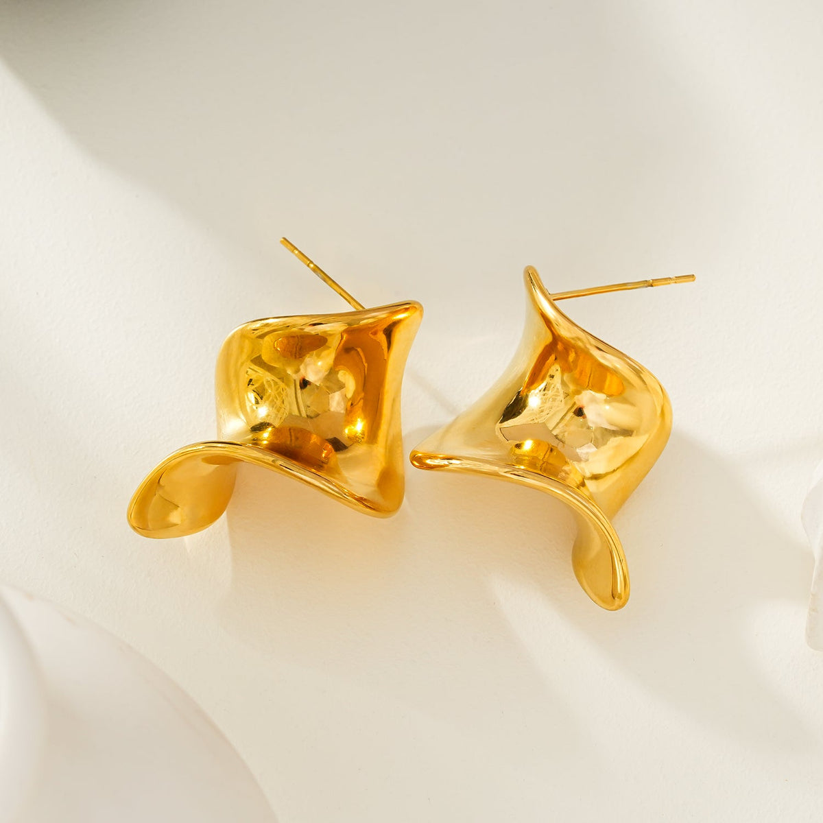 MARGINA : Boucles d'oreilles clous modernistes torsadées - Une affirmation audacieuse de l'élégance contemporaine