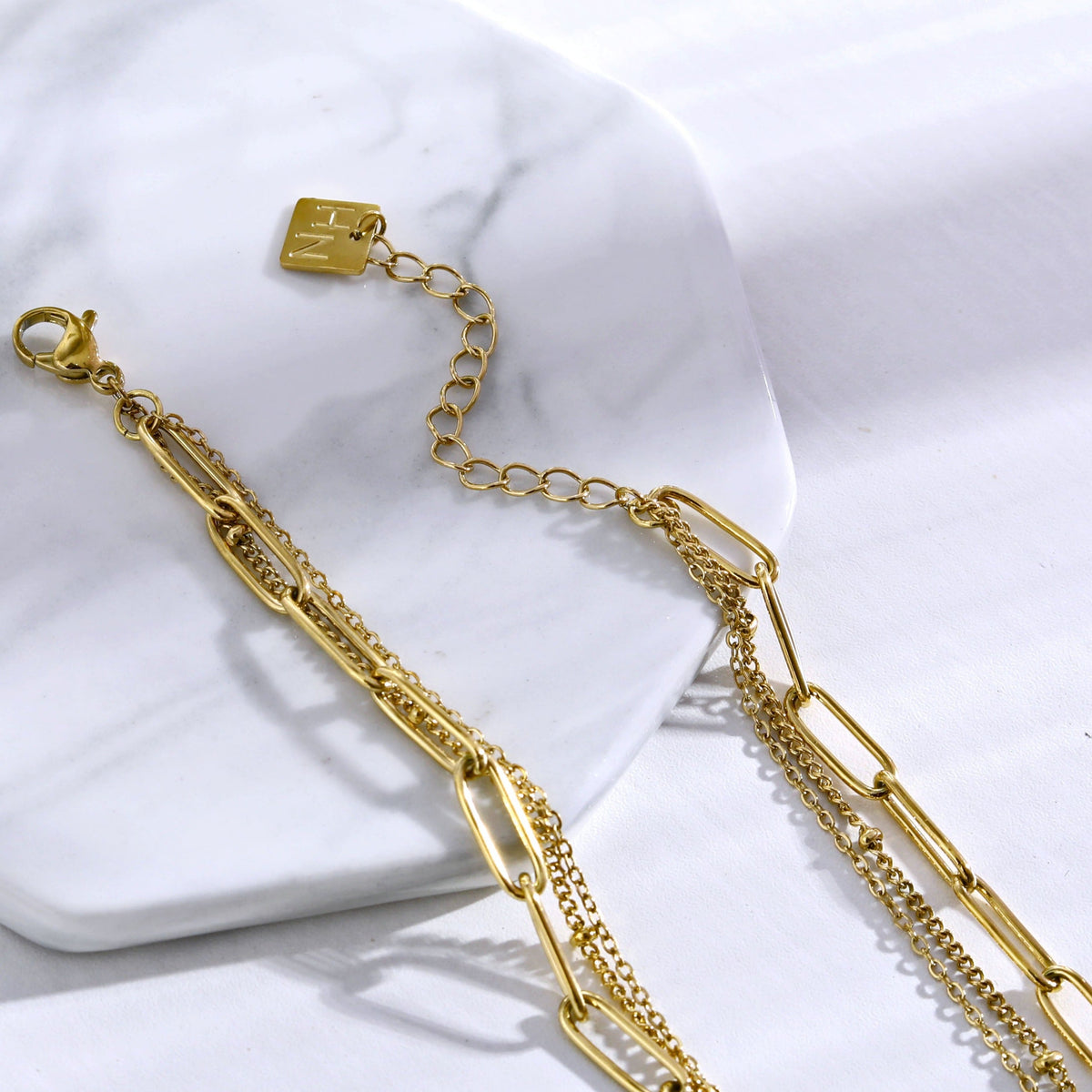 Collier MARLI multichaînes 3 rangs en or avec perles naturelles