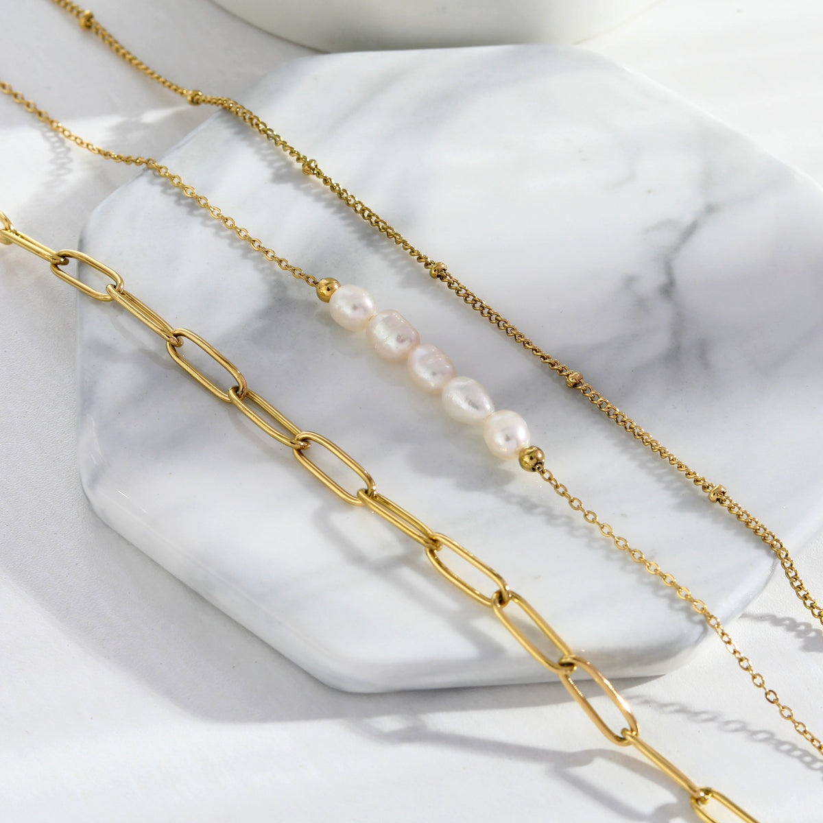 Collier MARLI multichaînes 3 rangs en or avec perles naturelles