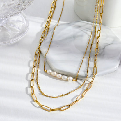 Collier MARLI multichaînes 3 rangs en or avec perles naturelles