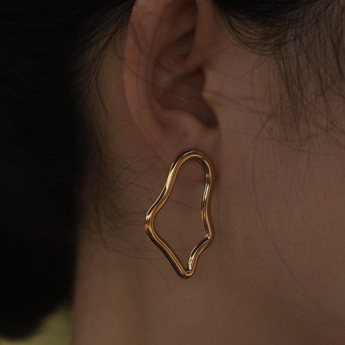 Boucles d'oreilles créoles irrégulières MARTINA en or