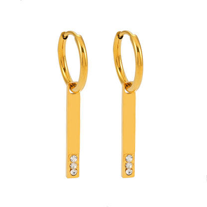 Style MAYLA : Créoles dorées au charme minimaliste, rehaussées d'un trio de zircons.