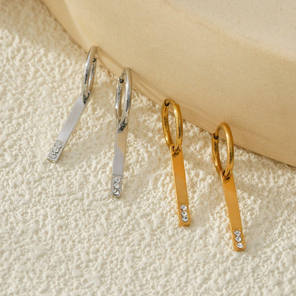Style MAYLA : Créoles dorées au charme minimaliste, rehaussées d'un trio de zircons.