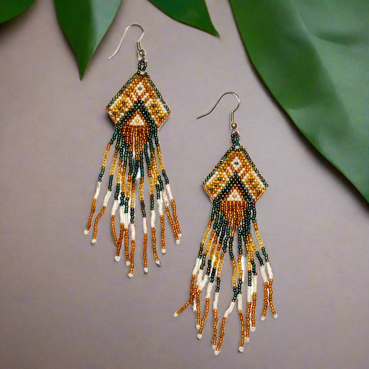 Boucle d'oreille perlée de style aztèque
