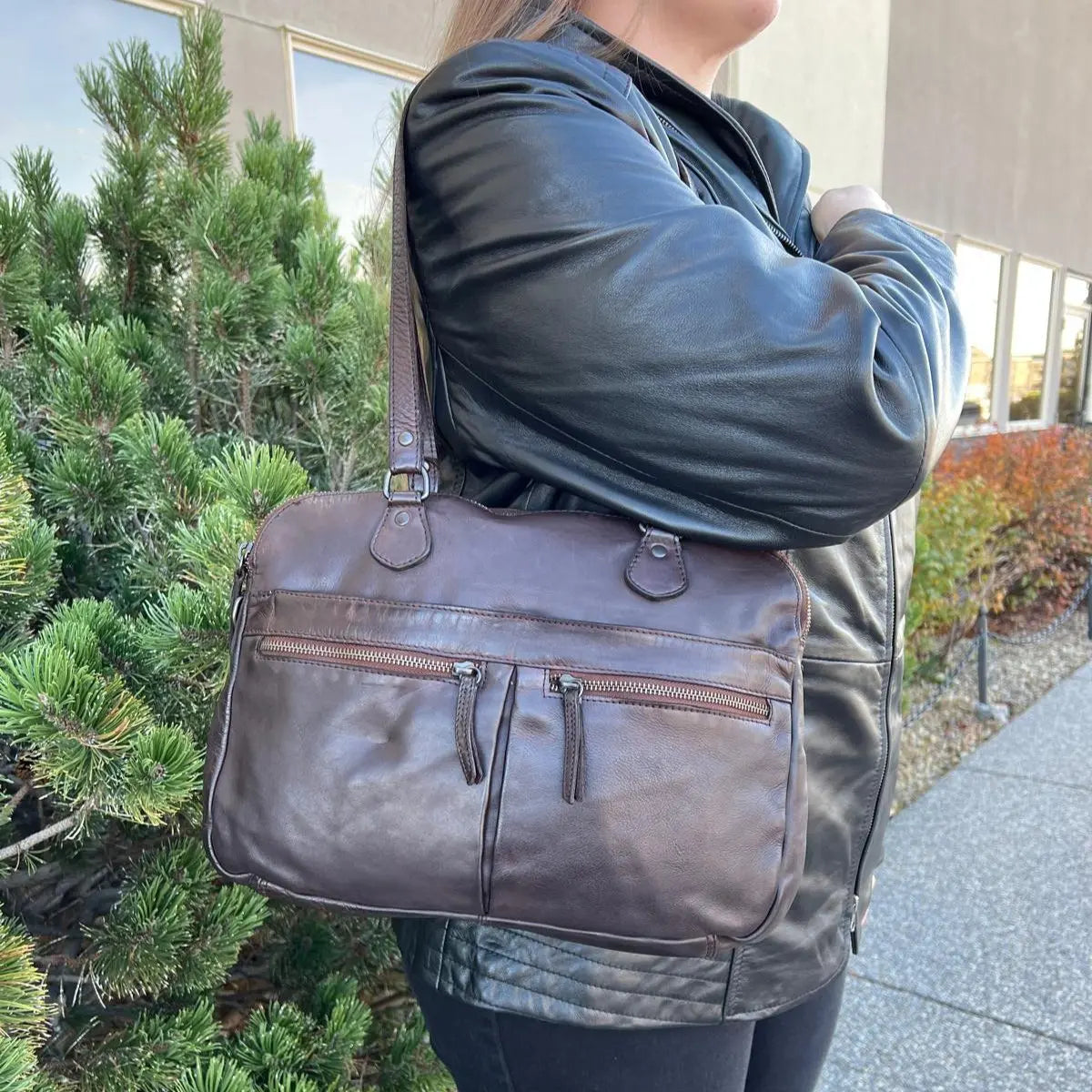 Sac à main en cuir MET avec deux poignées et poches zippées sur le devant