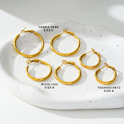 YOSHIKO: Mid-Width Essential Hoop Earrings Gold Size A (2 cm)