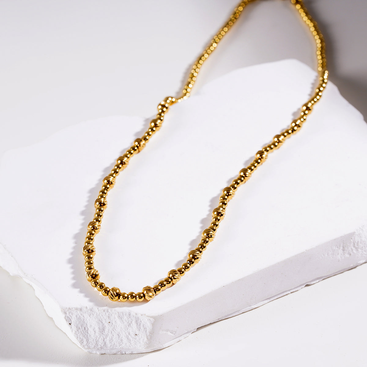 Style MILLIE : Collier chaîne en or à double perles fusionnées