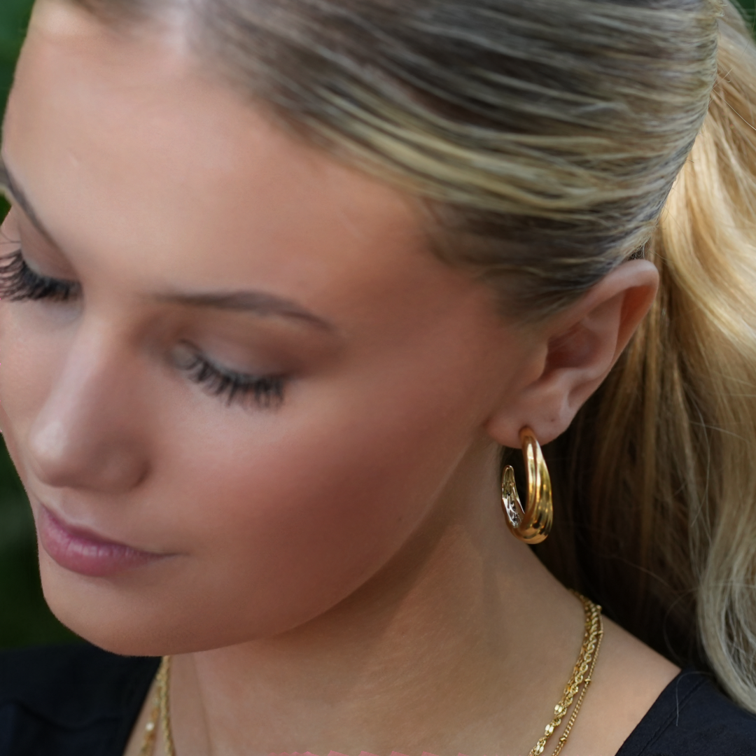 Boucles d'oreilles créoles dorées DORSINA Lignes Texturées. Inspirées par la nature.