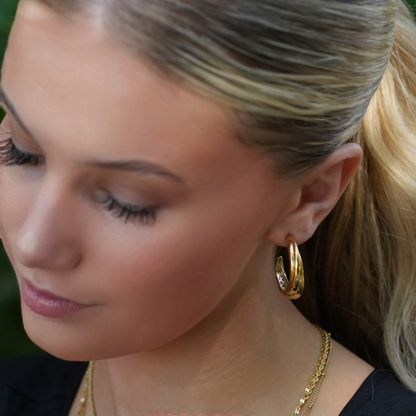 Boucles d'oreilles créoles dorées DORSINA Lignes Texturées. Inspirées par la nature.