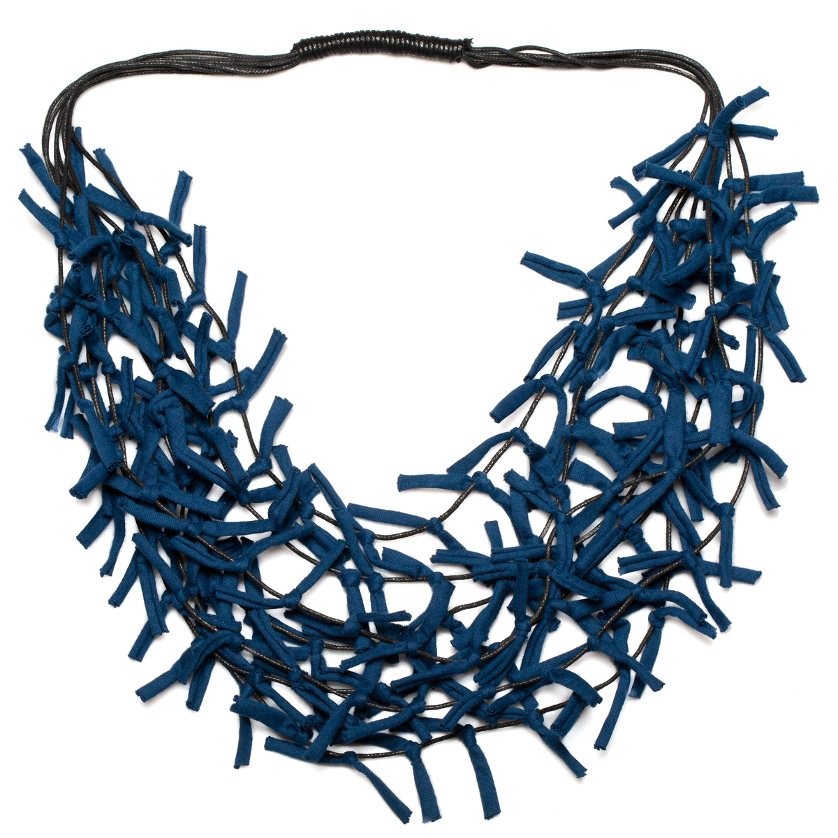 Collier en tissu noué multibrins