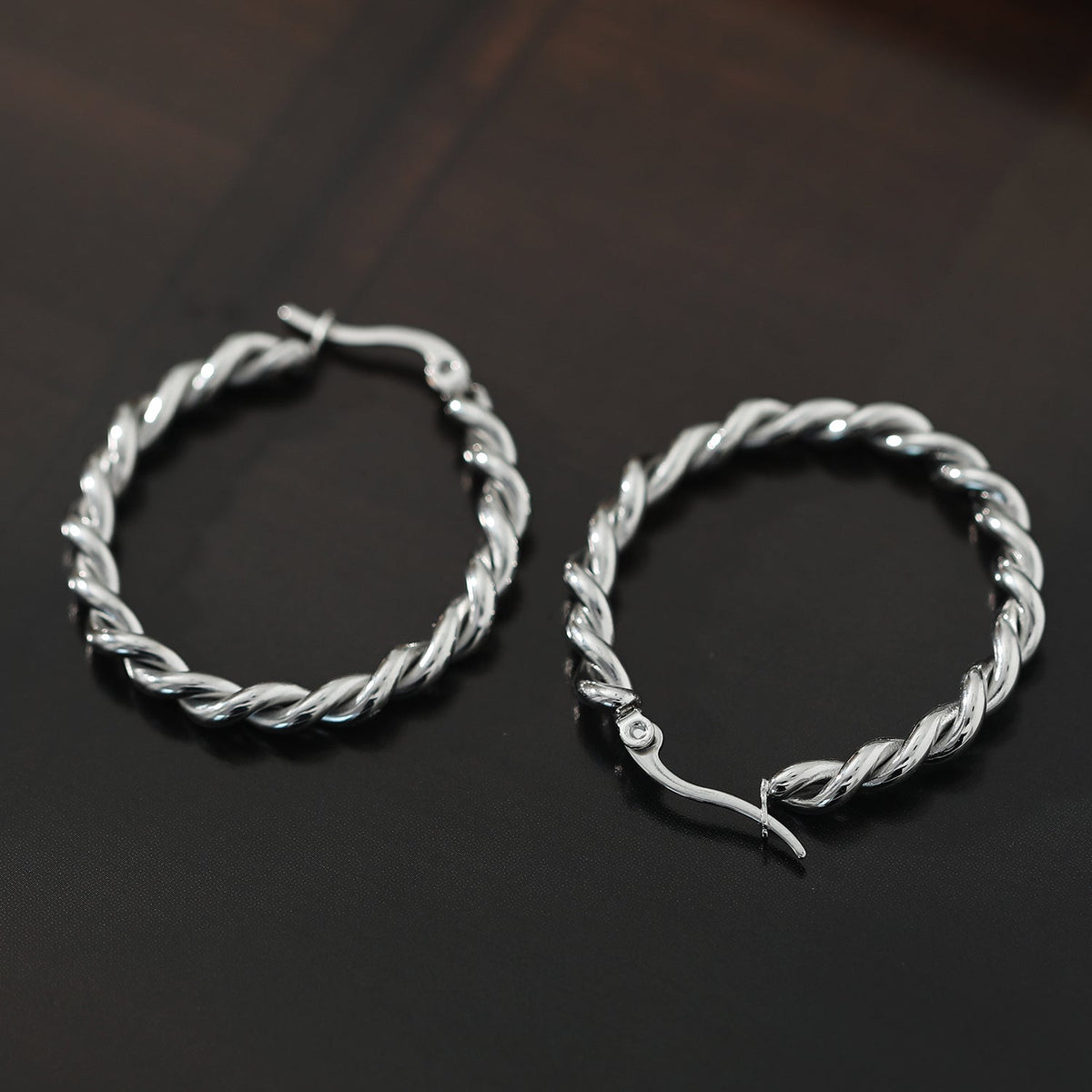 Boucles d'oreilles créoles torsadées SUKI en argent