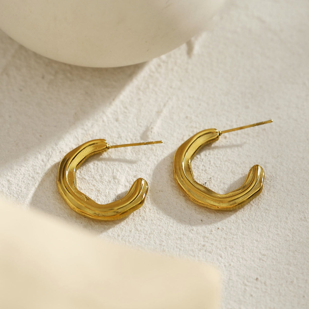 BACOLA: Boucles d'oreilles créoles Lignes sculptées