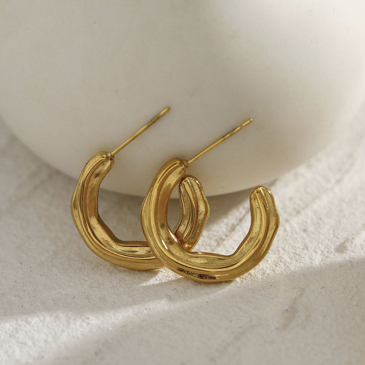 BACOLA: Boucles d'oreilles créoles Lignes sculptées