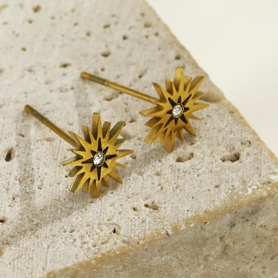 AMNISTY : Boucles d'oreilles clous en zircone « Étoile Brillante », plaqué or