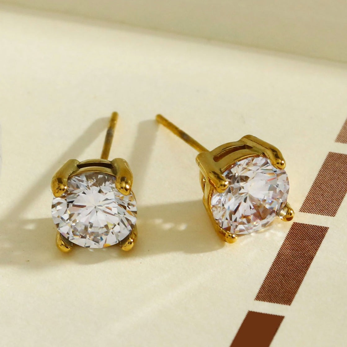 CODI Gold : Puces d'oreilles essentielles quotidiennes en moissanite (alternative au diamant)