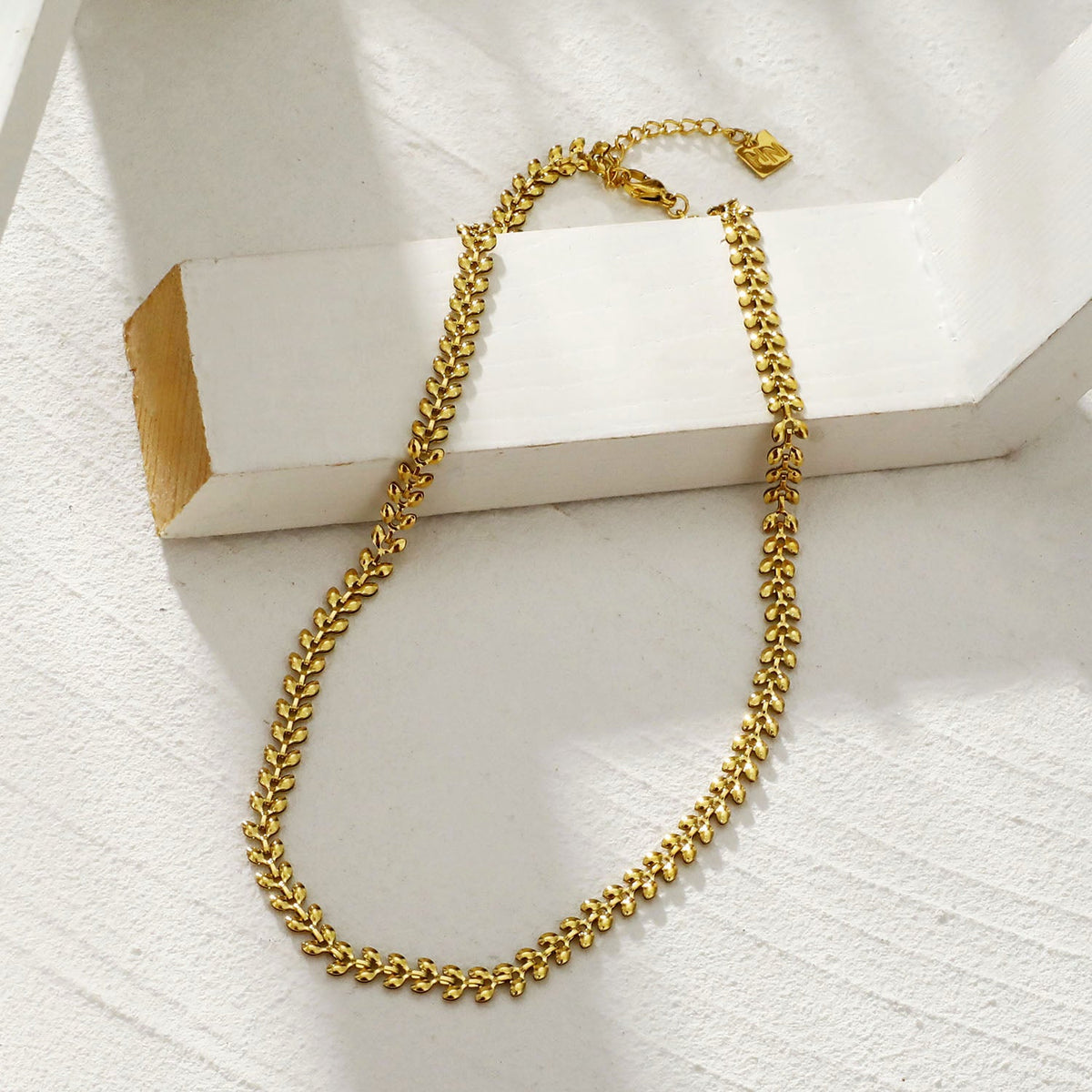 FANIA : Collier Chaîne Audacieuse à Motifs Végétaux
