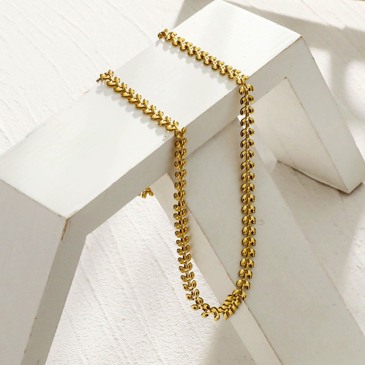 FANIA : Collier Chaîne Audacieuse à Motifs Végétaux