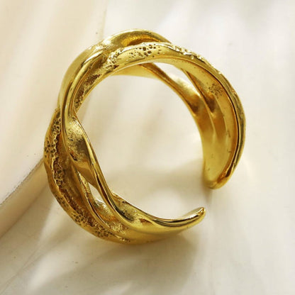 ORBANA : Bague multi-empilée au design abstrait partiellement martelé