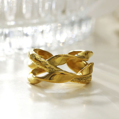 ORBANA : Bague multi-empilée au design abstrait partiellement martelé
