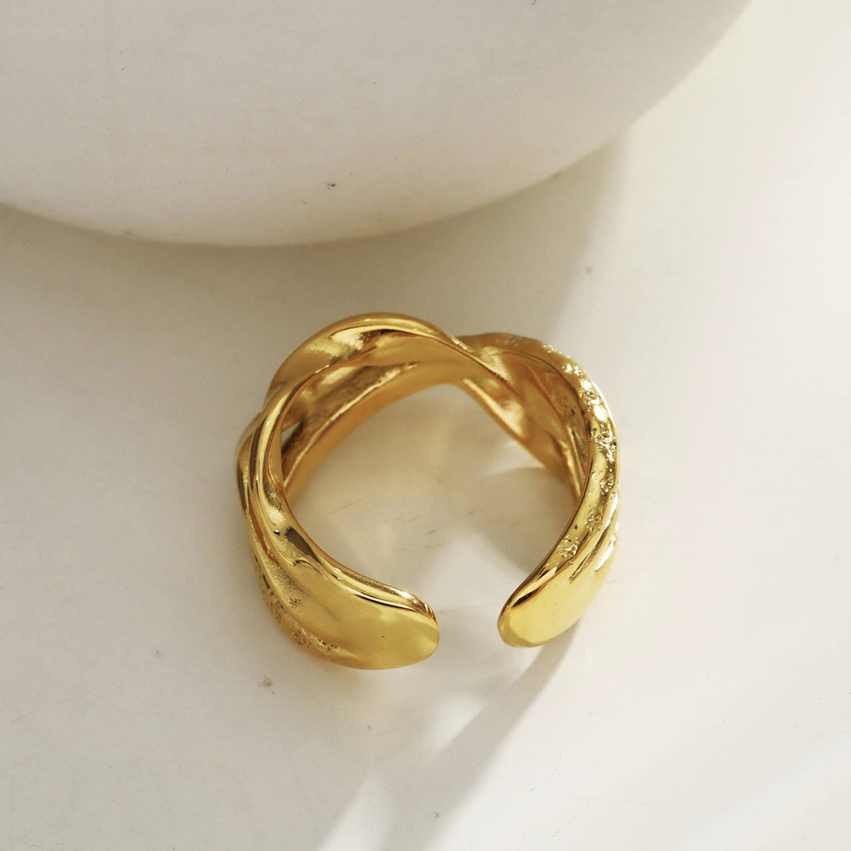 ORBANA : Bague multi-empilée au design abstrait partiellement martelé
