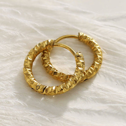 VISCONTA Gold : Finition ciselée - Boucles d'oreilles mini créoles à surface texturée