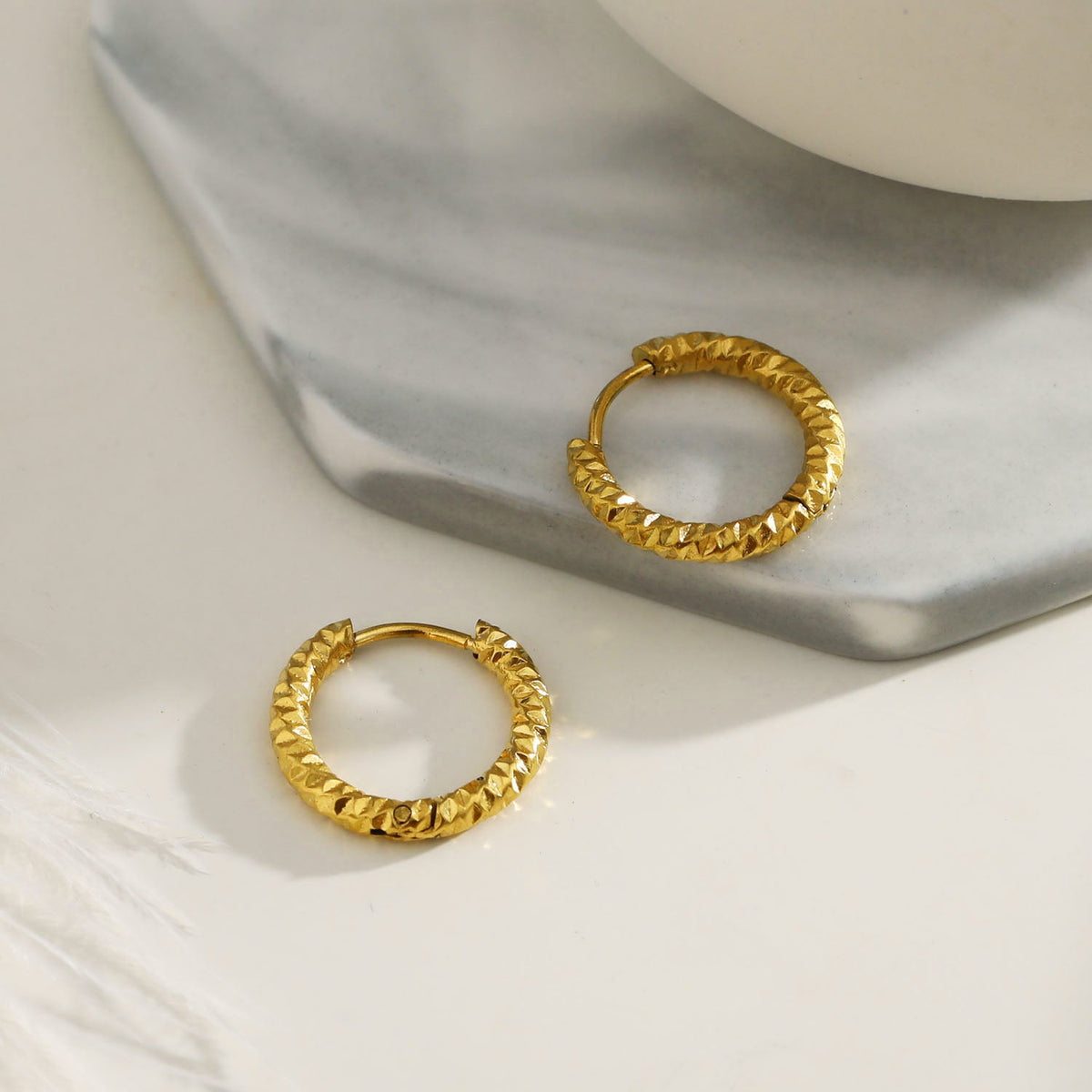 VISCONTA Gold : Finition ciselée - Boucles d'oreilles mini créoles à surface texturée