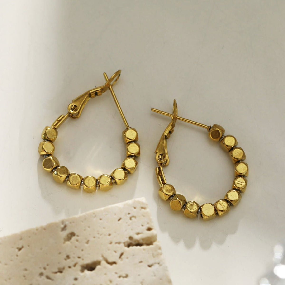 Boucles d'oreilles créoles carrées ANDALI en perles dorées