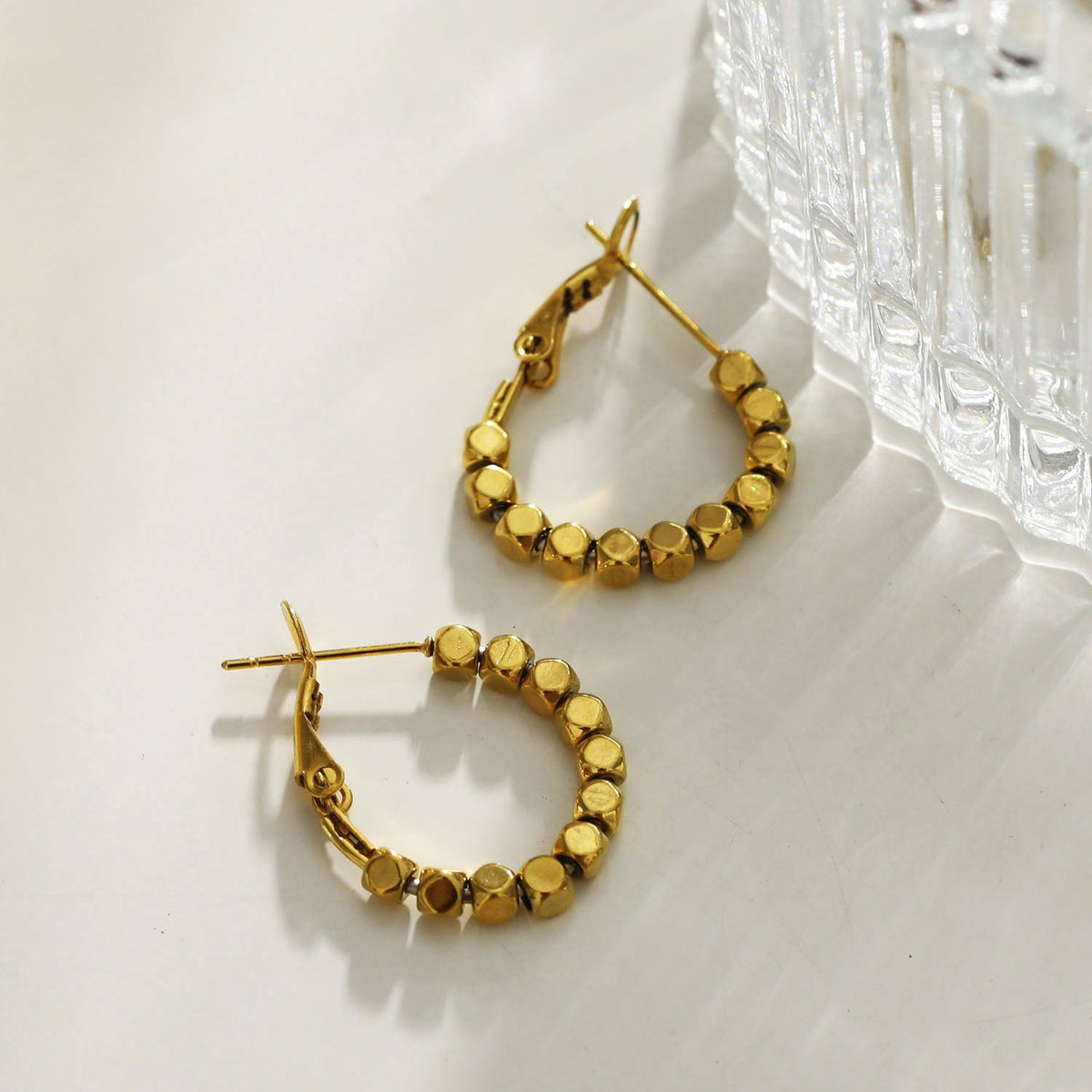Boucles d'oreilles créoles carrées ANDALI en perles dorées