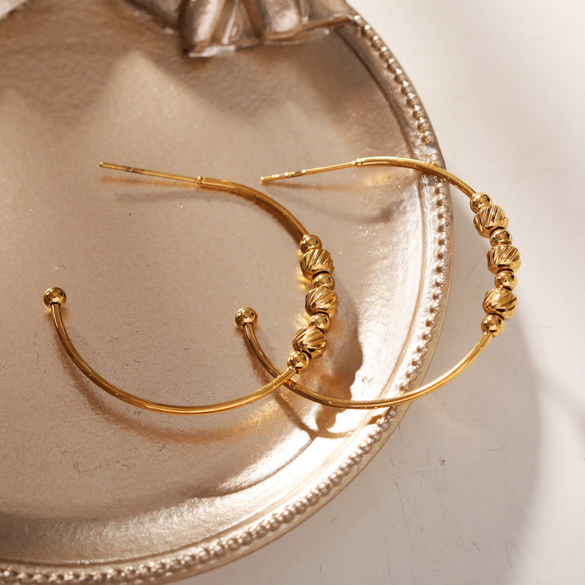 CHARIS : Boucles d'oreilles créoles classiques, ancrage d'une multitude de perles breloques