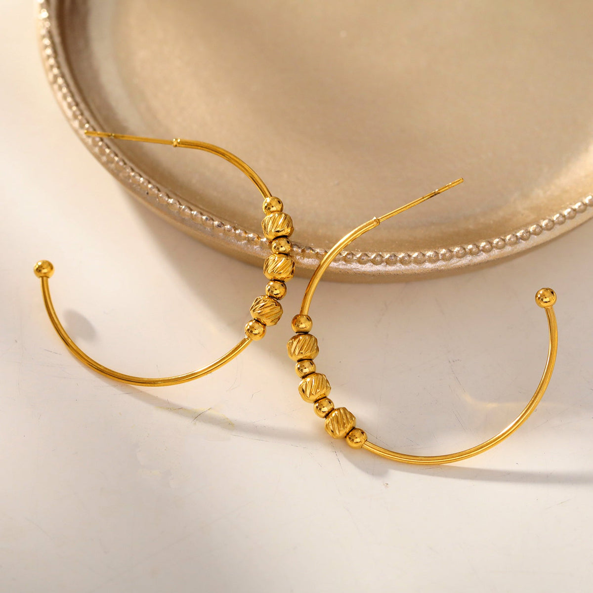 CHARIS : Boucles d'oreilles créoles classiques, ancrage d'une multitude de perles breloques
