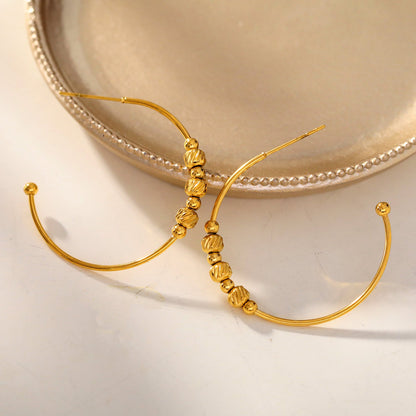 CHARIS : Boucles d'oreilles créoles classiques, ancrage d'une multitude de perles breloques