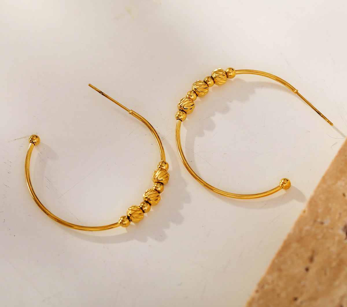CHARIS : Boucles d'oreilles créoles classiques, ancrage d'une multitude de perles breloques