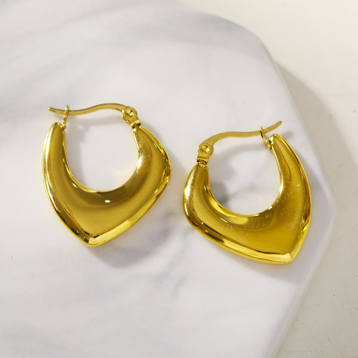 KAMIRA Or : Boucles d'oreilles créoles géométriques asymétriques