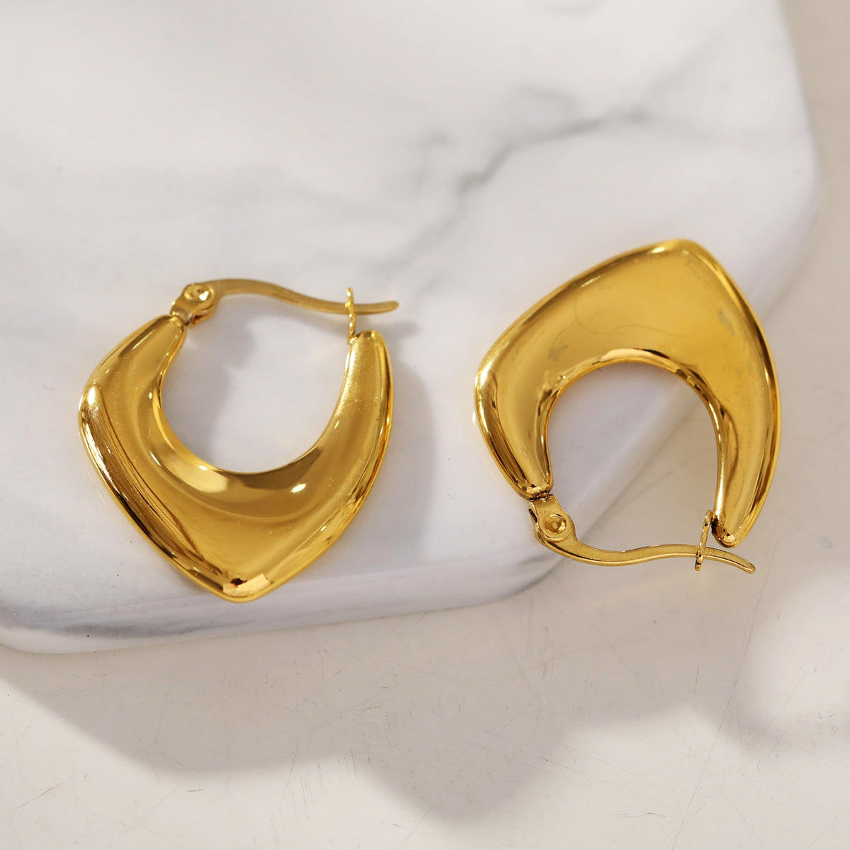 KAMIRA Or : Boucles d'oreilles créoles géométriques asymétriques